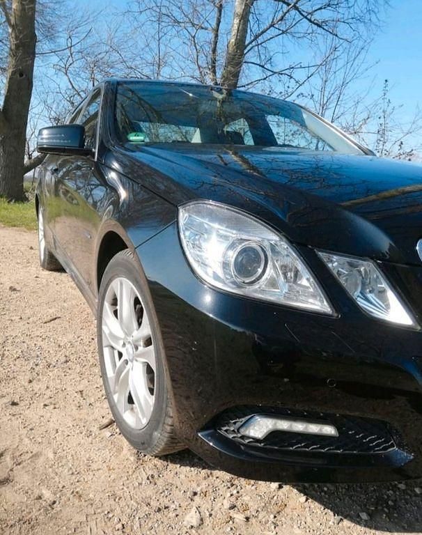 Schwarz Gebraucht 2010 Mercedes 200 Limousine | 8.500 € (Fairer Preis) - Bild 1/4