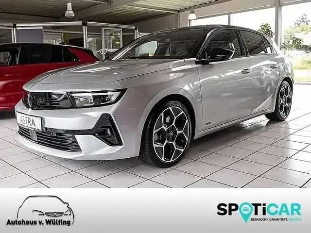 Arktissilber/karbonschwarz Gebraucht 2022 Opel Astra Ultimate Limousine | 24.900 € (Fairer Preis) - Bild 1/4