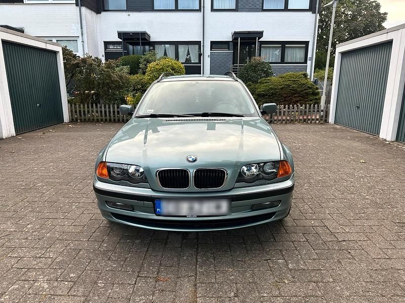 Grün Gebraucht 2001 BMW 330 Kombi | 6.800 € (Fairer Preis) - Bild 1/4