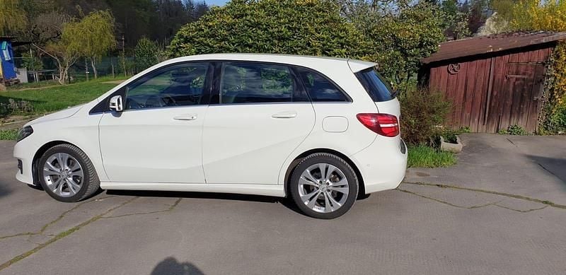 Gebraucht Mercedes B180 122 PS (89 kW) 2016 Weiß Van / Kleinbus