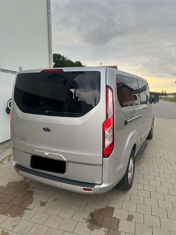 Gebraucht Ford Tourneo 170 PS (125 kW) 2017 Silber Van / Kleinbus