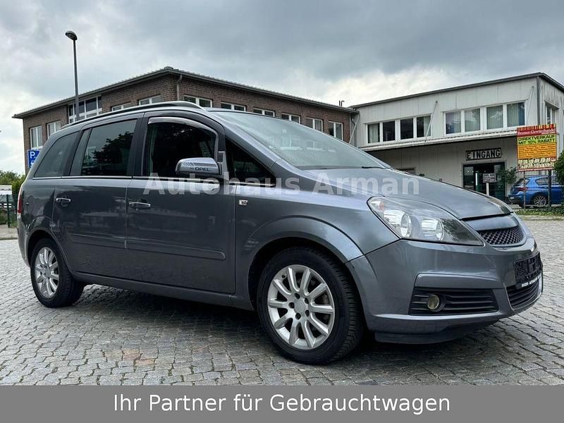 Grau Gebraucht 2005 Opel Zafira Edition Van / Kleinbus | 2.890 € (Etwas zu teuer) - Bild 1/4