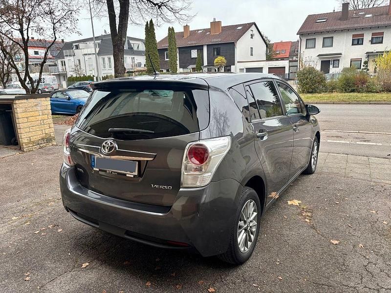 Gebraucht Toyota Verso Edition-S 147 PS (108 kW) 2017 Grau Van / Kleinbus