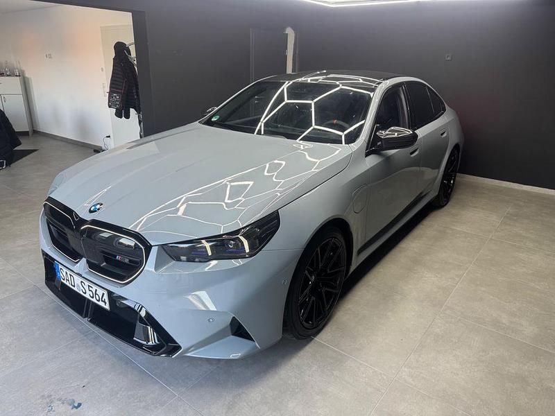 Grau Gebraucht 2025 BMW M5 Performance Limousine | 129.490 € (Superpreis) - Bild 1/4