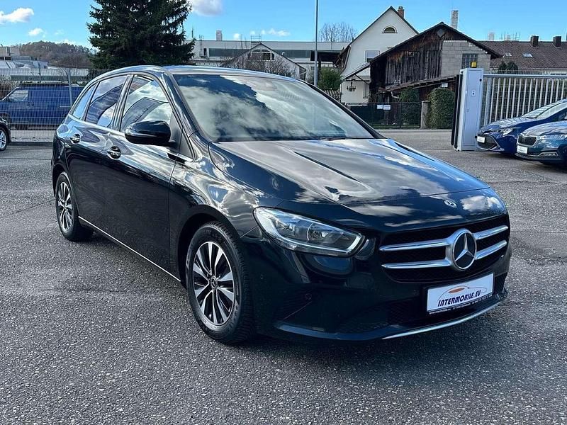Gebraucht Mercedes B180 Style 116 PS (85 kW) 2020 Kosmosschwarz Van / Kleinbus