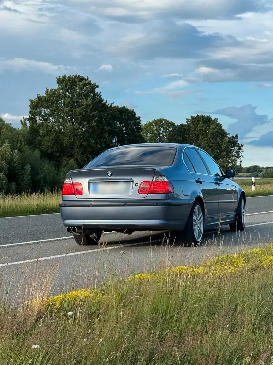 Gebraucht BMW 325 192 PS (141 kW) 2002 Blau Limousine