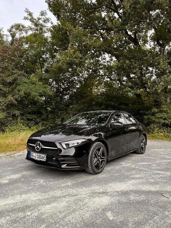 Schwarz Gebraucht 2021 Mercedes A250 AMG Limousine | 26.990 € (Fairer Preis) - Bild 1/4
