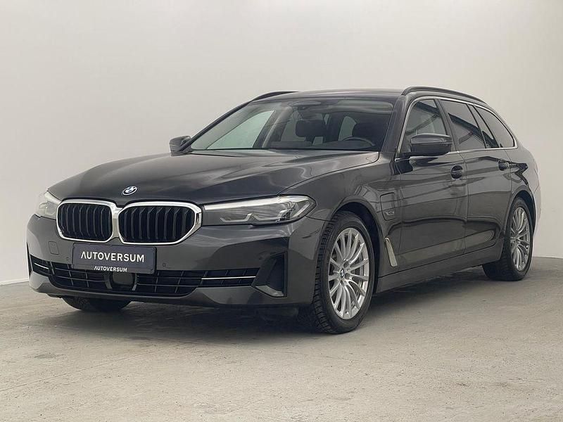 Gebraucht BMW 530e 292 PS (214 kW) 2022 Sophistograu brillanteffekt me Kombi