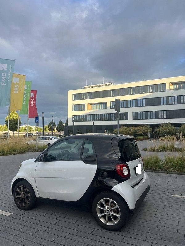 Weiß Gebraucht 2016 Smart ForTwo Coupé Passion Coupé | 11.200 € (Fairer Preis) - Bild 1/4