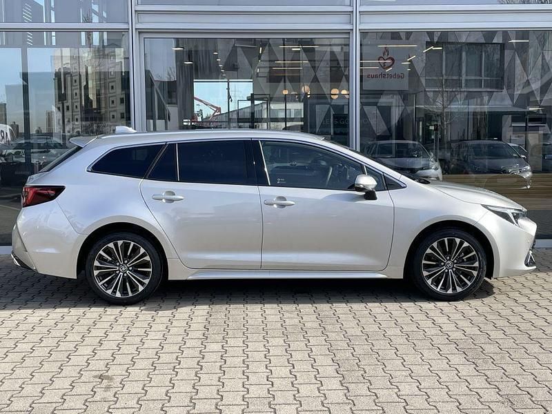 Neu Toyota Corolla 140 PS (102 kW) 2026 Cosmicsilber metallic Kombi