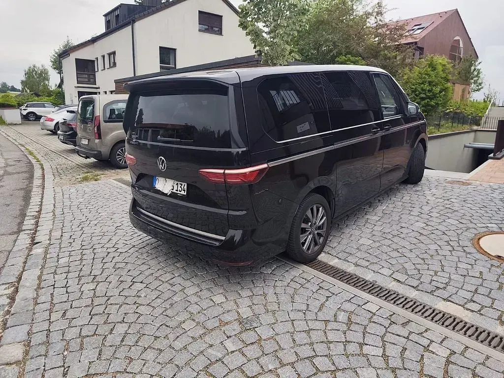Gebraucht VW Multivan Style 204 PS (150 kW) 2023 Schwarz Van / Kleinbus