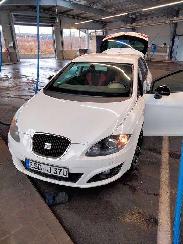 Weiß Gebraucht 2010 Seat Leon Sport Limousine | 3.300 € (Guter Preis) - Bild 1/4