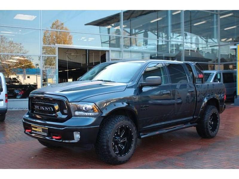 Schwarz (metallic) Gebraucht 2020 Dodge Ram Abholung | 38.900 € (Etwas zu teuer) - Bild 1/4