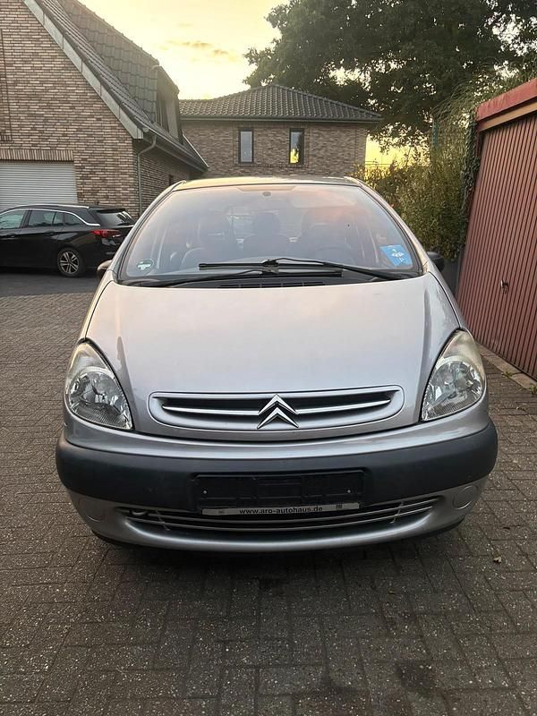 Silber Gebraucht 2001 Citroën Xsara Picasso Van / Kleinbus | 1.599 € (Fairer Preis) - Bild 1/4