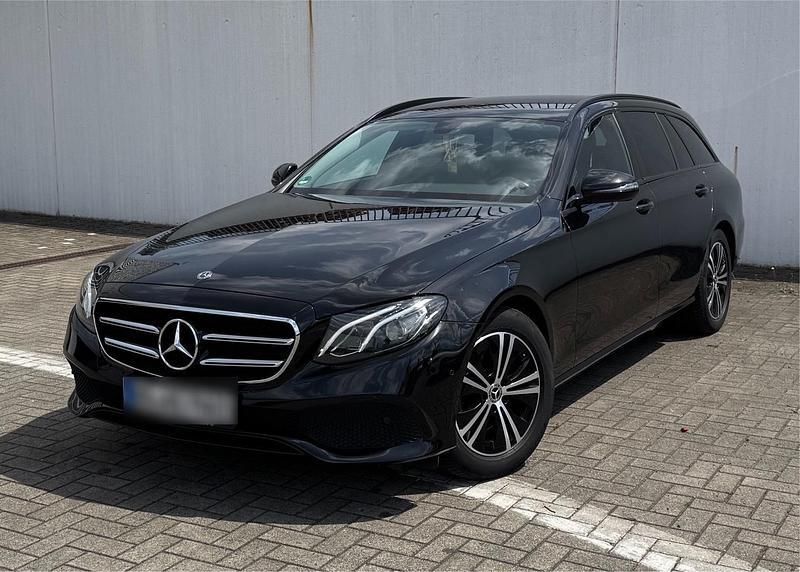 Schwarz Gebraucht 2017 Mercedes E200 Night Kombi | 19.300 € - Bild 1/4