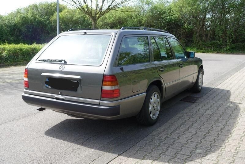 Grau Gebraucht 1992 Mercedes 200 Kombi | 8.499 € - Bild 1/4