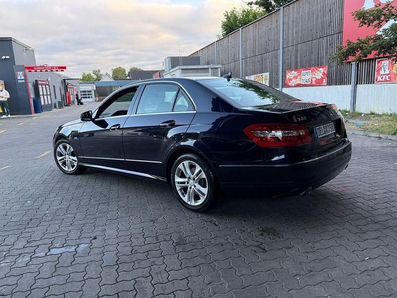 Gebraucht Mercedes E300 Avantgarde 204 PS (150 kW) 2010 Blau Limousine
