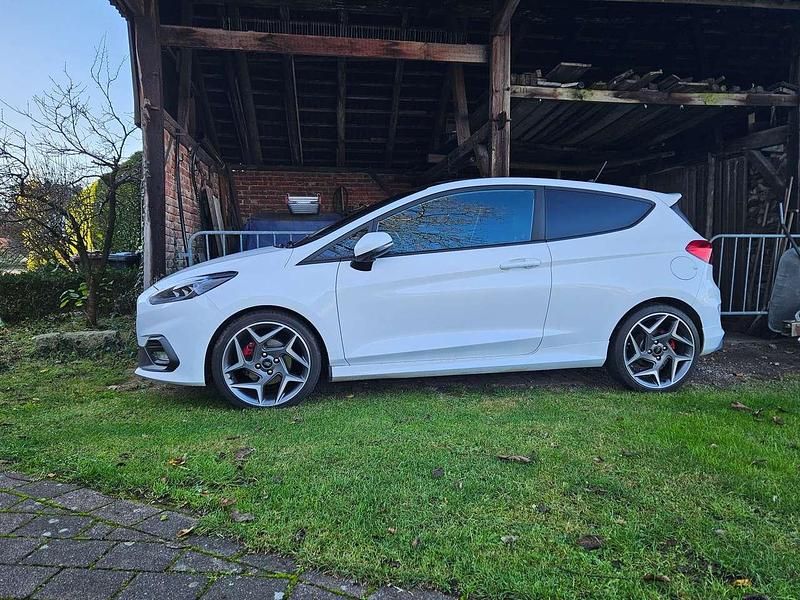 Weiß Gebraucht 2018 Ford Fiesta S Limousine | 15.400 € (Fairer Preis) - Bild 1/4