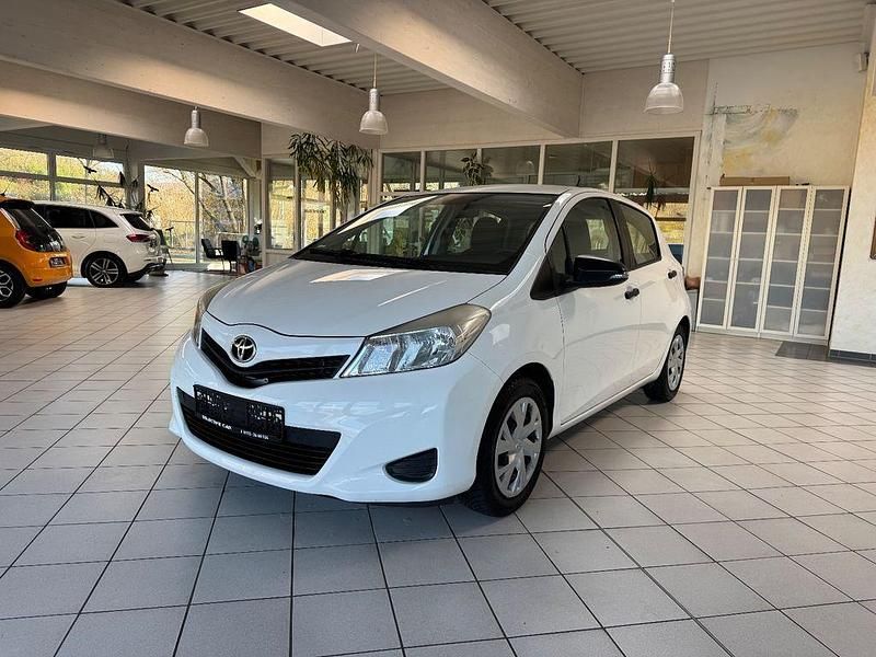 Weiß Gebraucht 2014 Toyota Yaris Cool Limousine | 6.499 € (Fairer Preis) - Bild 1/4