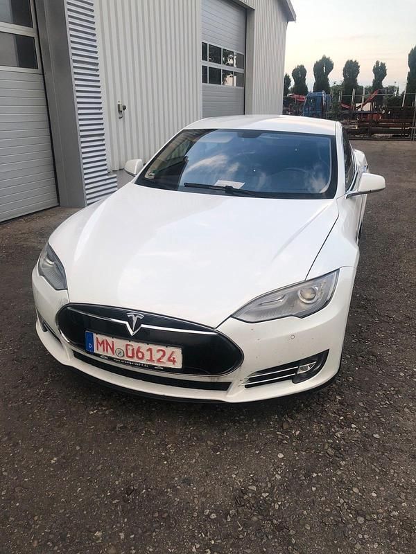 Weiß Gebraucht 2013 Tesla Model S Limousine | 19.900 € - Bild 1/4