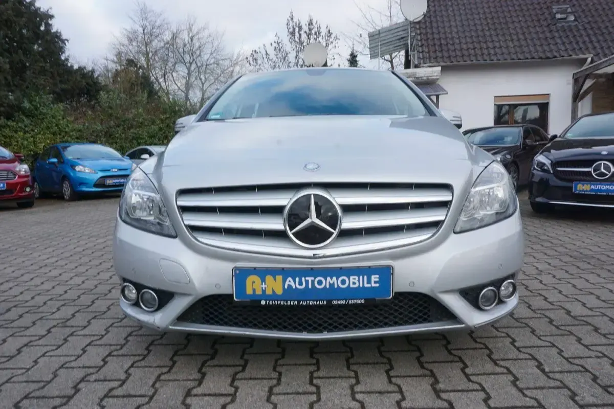 Gebraucht Mercedes B200 136 PS (100 kW) 2013 Silber Van / Kleinbus