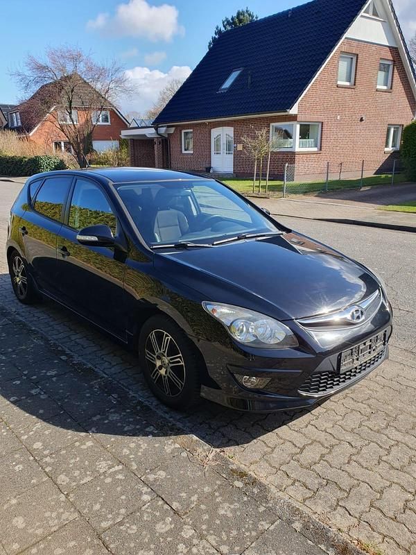 Gebraucht Hyundai i30 90 PS (66 kW) 2011 Schwarz Kleinwagen