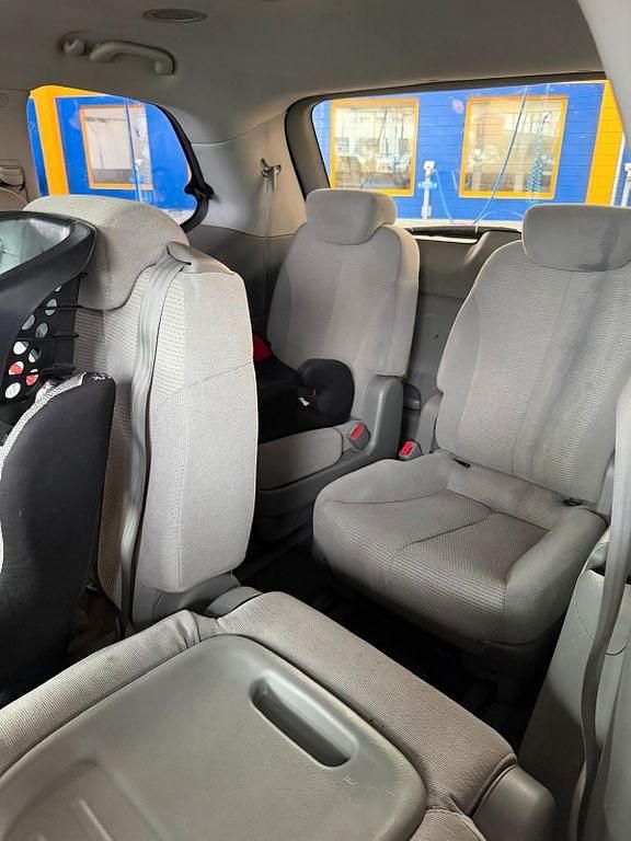 Grau Gebraucht 2008 Kia Carnival EX Van / Kleinbus | 3.500 € (Fairer Preis) - Bild 1/4