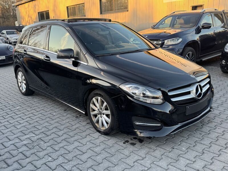 Schwarz Gebraucht 2018 Mercedes B180 Style Van / Kleinbus | 11.900 € (Fairer Preis) - Bild 1/4