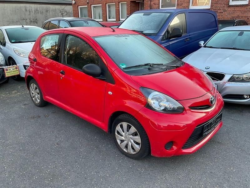 Gebraucht Toyota Aygo Basis 68 PS (50 kW) 2014 Rot Kleinwagen