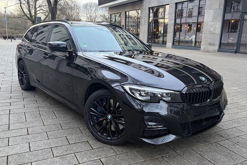 Schwarz Gebraucht 2020 BMW 320 M Sport Kombi | 25.999 € (Superpreis) - Bild 1/4