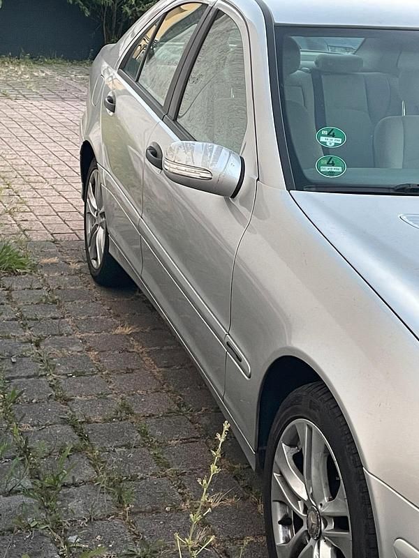 Grau Gebraucht 2006 Mercedes C200 Limousine | 2.600 € (Guter Preis) - Bild 1/4
