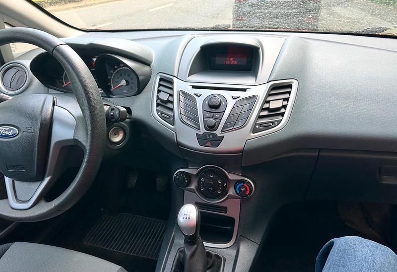 Gebraucht Ford Fiesta 60 PS (44 kW) 2010 Rot Kleinwagen