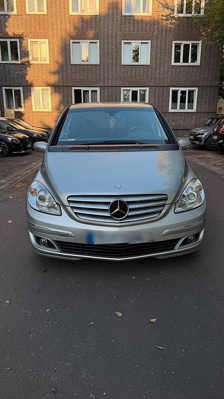 Silber Gebraucht 2005 Mercedes B180 Van / Kleinbus | 4.300 € (Fairer Preis) - Bild 1/4