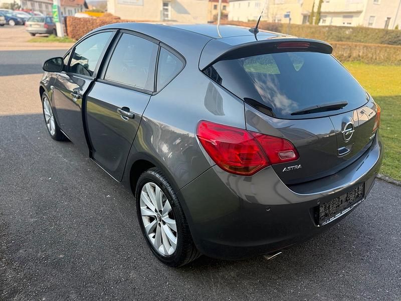 Gebraucht Opel Astra 140 PS (102 kW) 2012 Grau Limousine