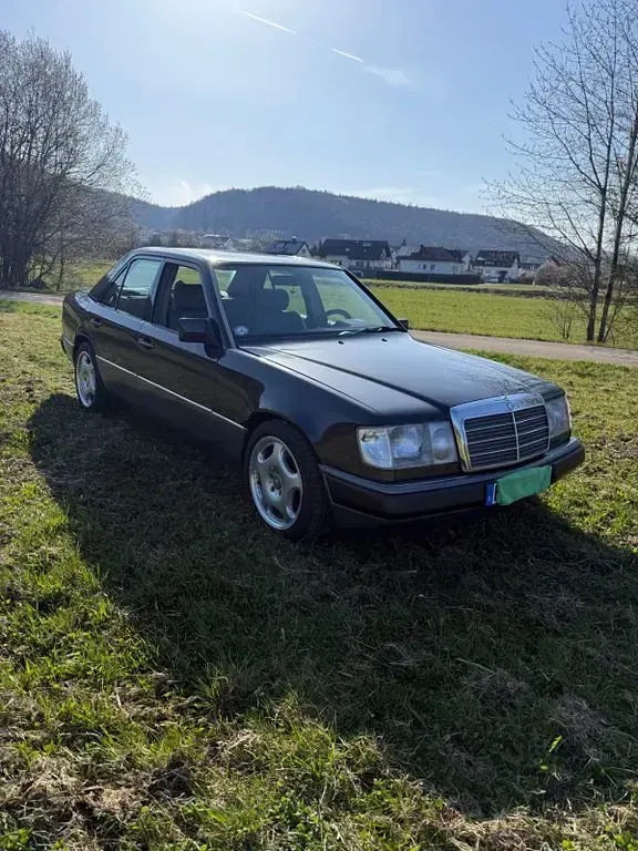 Używany Mercedes E230 132 KM (97 kW) 1992 Czarny Sedan/Limuzyna