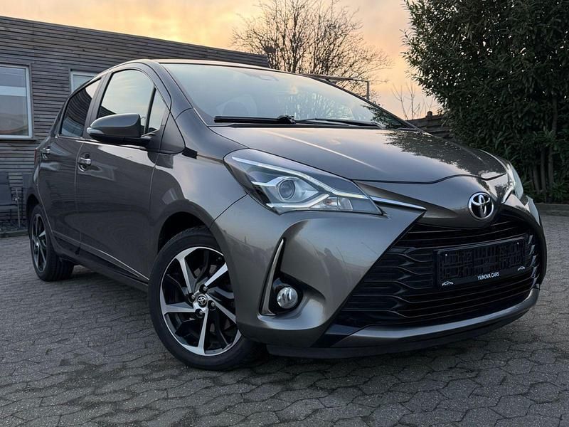 Grau Gebraucht 2020 Toyota Yaris Style Kleinwagen | 9.990 € (Guter Preis) - Bild 1/4