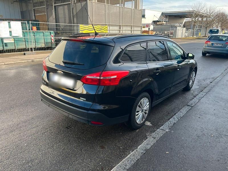 Gebraucht Ford Focus Business Edition 125 PS (91 kW) 2015 Schwarz Kombi