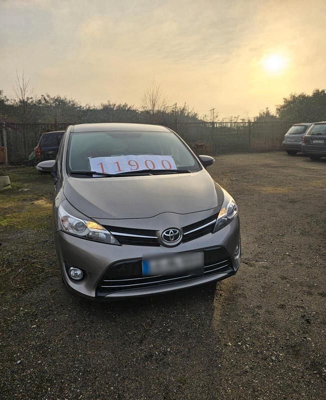 Gebraucht Toyota Verso Edition 111 PS (81 kW) 2015 Grau Van / Kleinbus