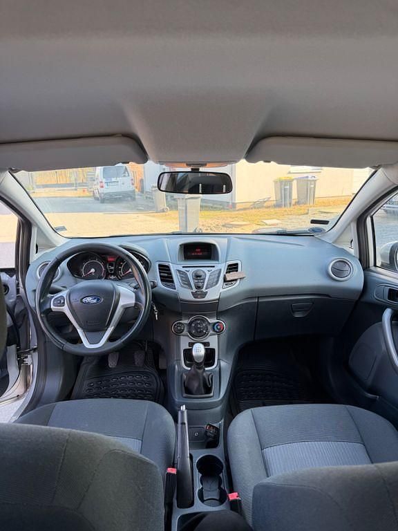 Gebraucht Ford Fiesta 60 PS (44 kW) 2012 Silber Kleinwagen