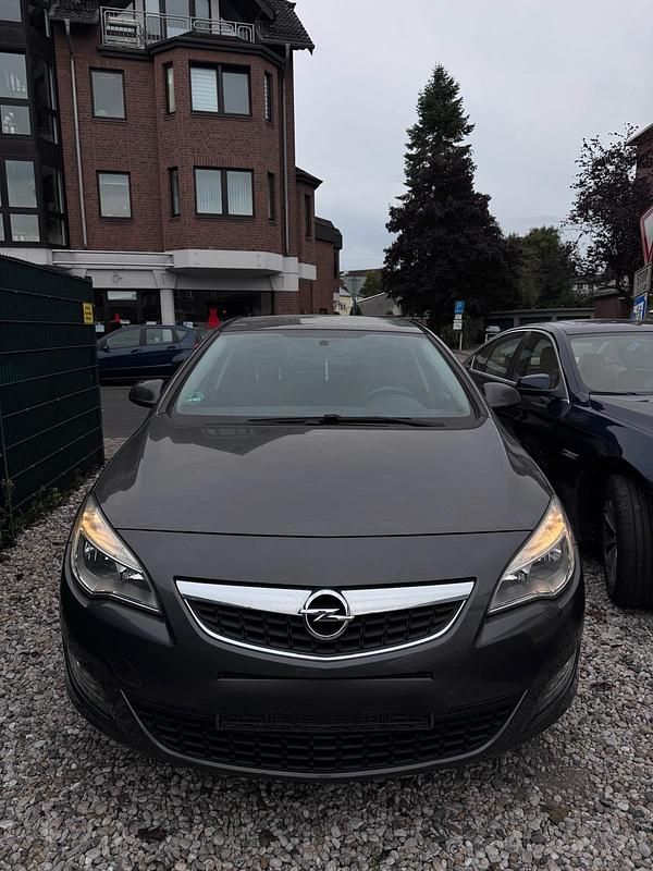 Silber Gebraucht 2010 Opel Astra Kleinwagen | 3.599 € (Guter Preis) - Bild 1/4