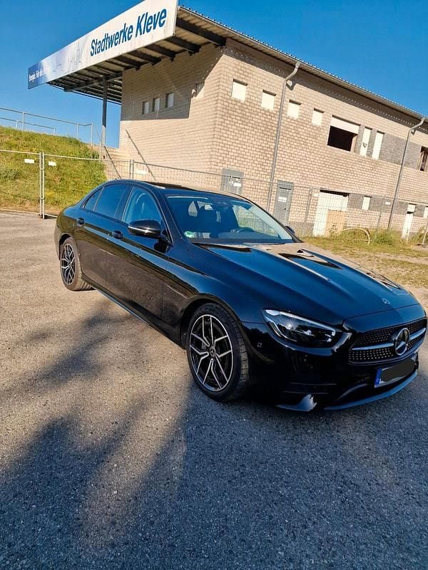 Schwarz Gebraucht 2023 Mercedes E200 Limousine | 39.100 € (Guter Preis) - Bild 1/4