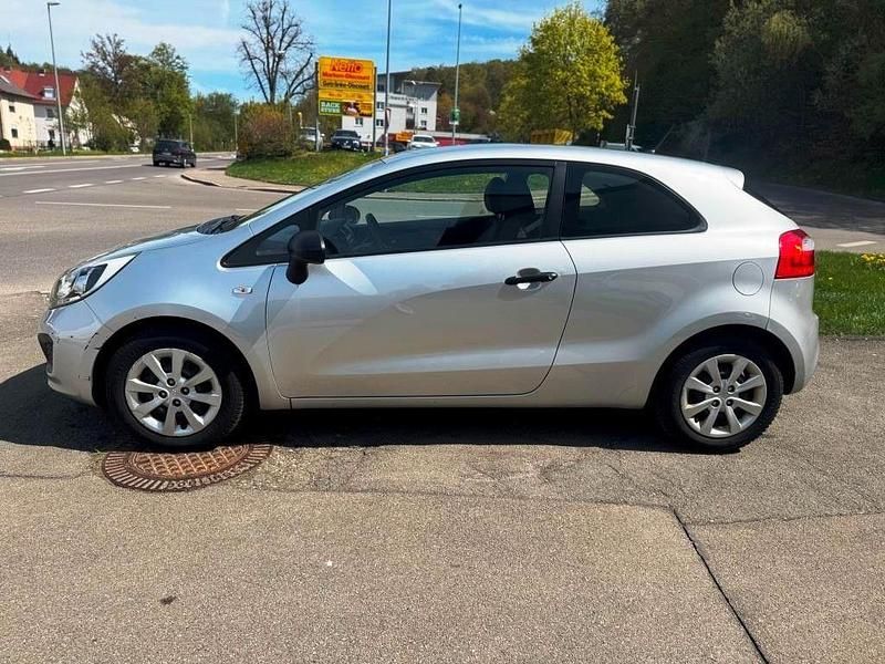Gebraucht Kia Rio 75 PS (55 kW) 2013 Silber Limousine