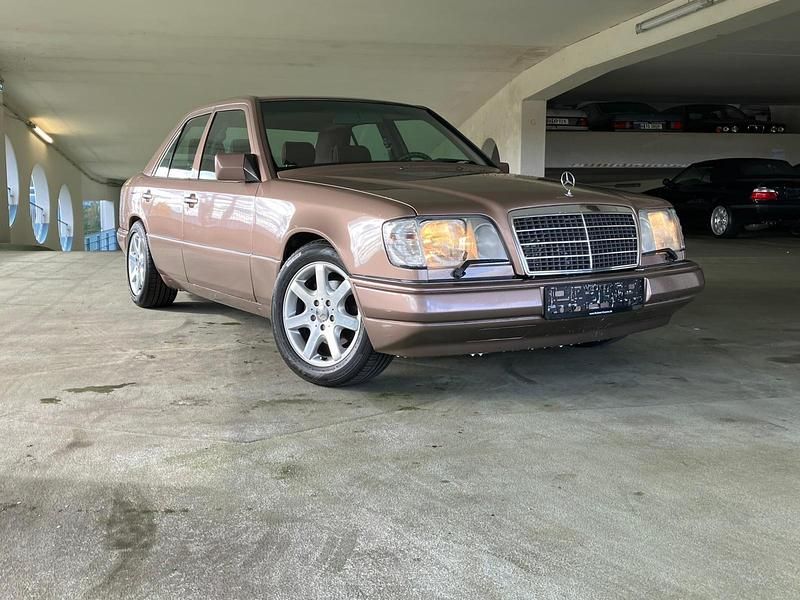 Gebraucht Mercedes E220 150 PS (110 kW) 1994 Rot Limousine