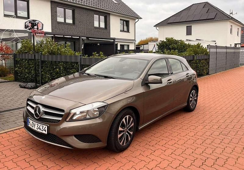 Grau Gebraucht 2014 Mercedes A180 Kleinwagen | 12.880 € (Guter Preis) - Bild 1/4