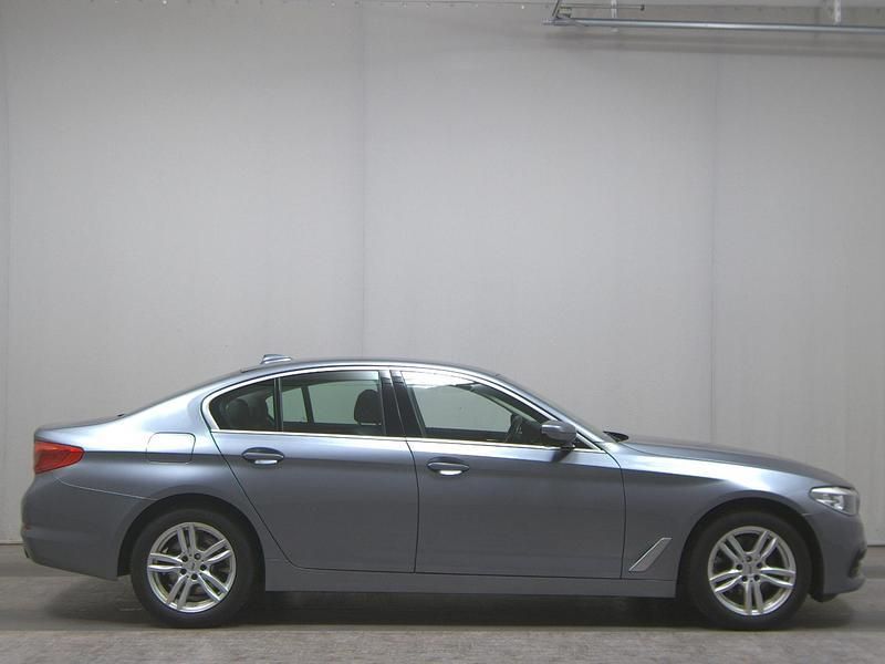 Grau Gebraucht 2019 BMW 520 Sport Line Limousine | 17.490 € (Guter Preis) - Bild 1/4