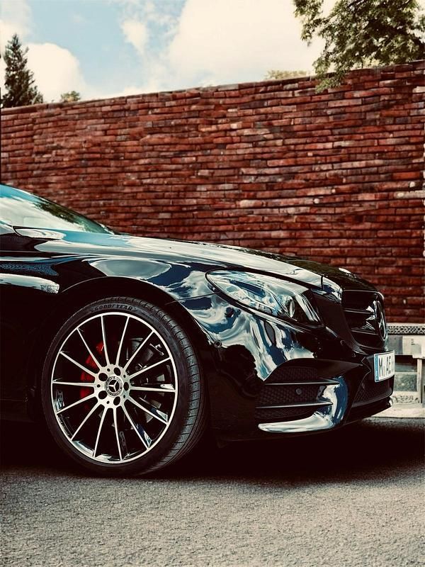 Schwarz Gebraucht 2018 Mercedes E220 AMG line Limousine | 33.000 € (Superpreis) - Bild 1/4