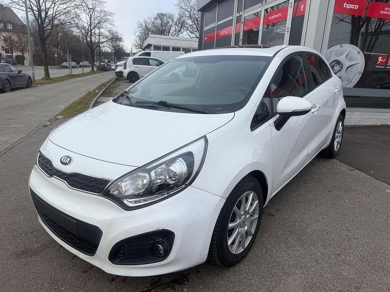 Weiß Gebraucht 2012 Kia Rio Platinum Edition Limousine | 2.999 € (Guter Preis) - Bild 1/4