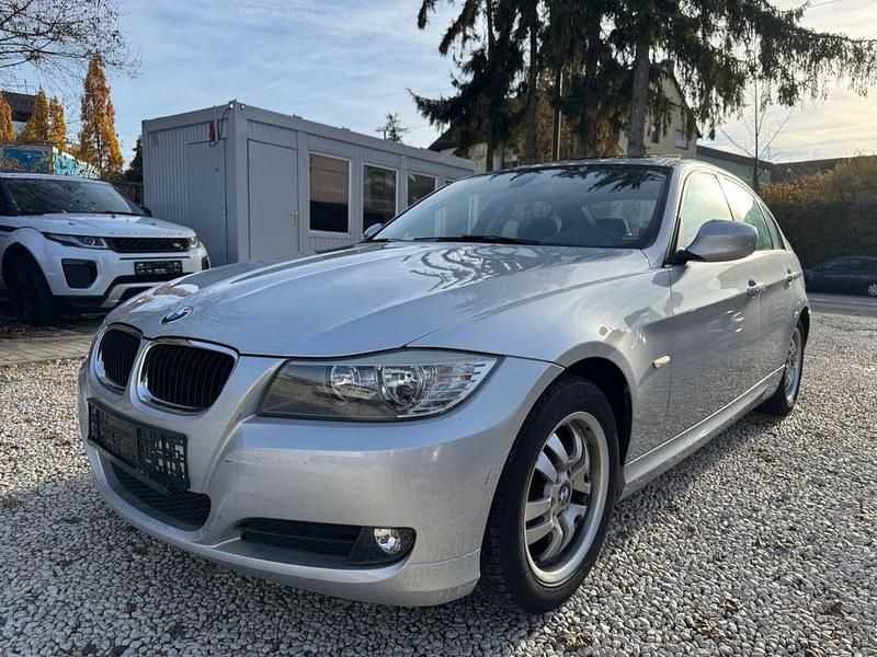 Silber Gebraucht 2011 BMW 318 Comfort Edition Limousine | 4.390 € (Superpreis) - Bild 1/4