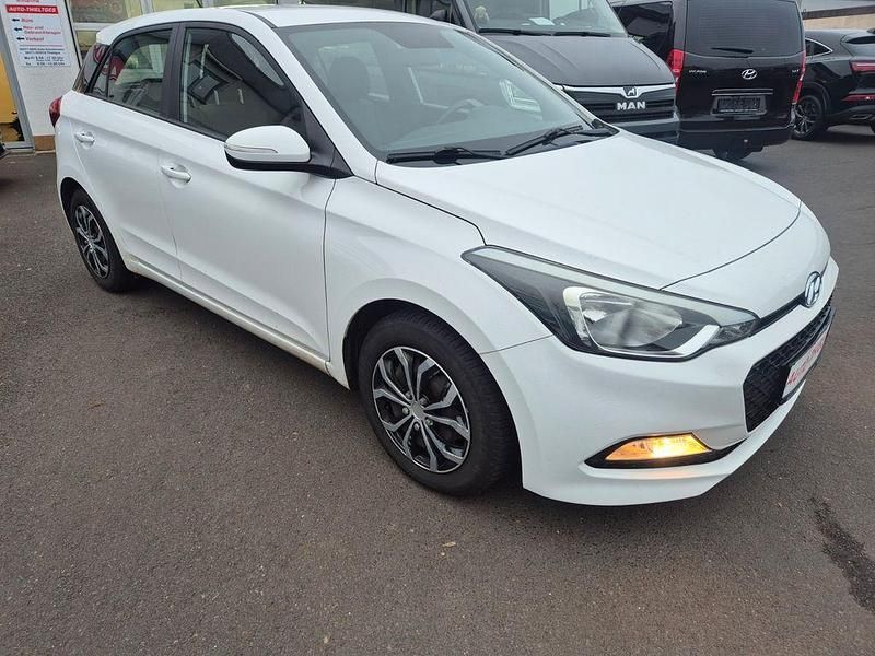 Gebraucht Hyundai i20 84 PS (61 kW) 2017 Weiß Limousine