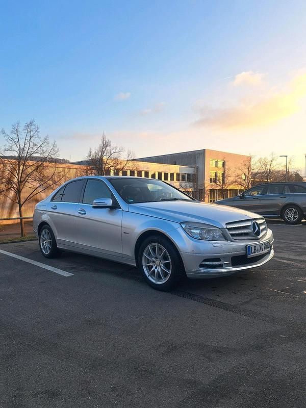 Silber Gebraucht 2010 Mercedes C250 Limousine | 10.000 € (Etwas zu teuer) - Bild 1/4